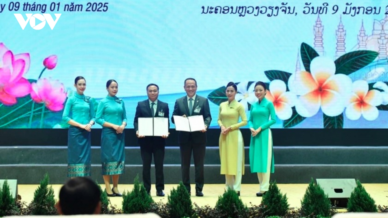 Vietnam Airlines, Lao Airlines sign MoU to boost strategic ties